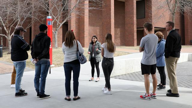 students and their parents tour 赌钱app可以微信提现